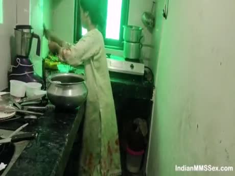 18 yaşlı Hindistan qulluqçu dili seks videosuna bax