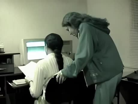 İki gənc Hindistan lezbiyanı işdə sevgi edir videosuna bax