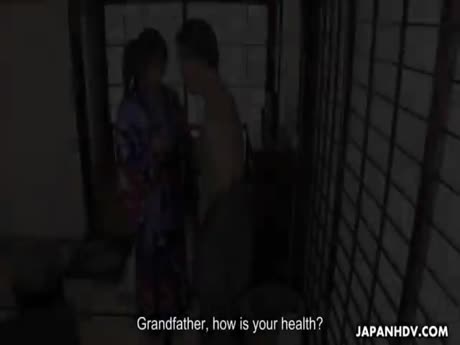 Nene, pişikini sikməyə can atan dudes tərəfindən alan sevimli bir qarasaçlı bir gəncdir. Sonra xoruzlarını soruşur və kremlənənə qədər onları fuck edir videosuna bax